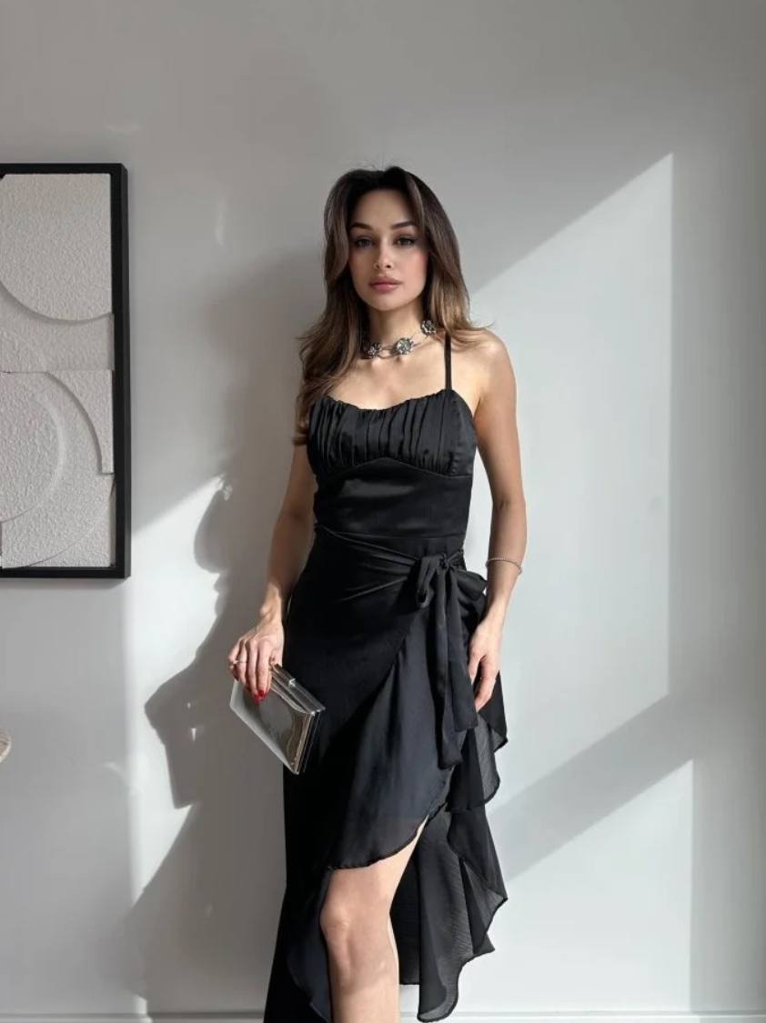 Saten Kuşaklı Yırtmaçlı Gece Elbisesi